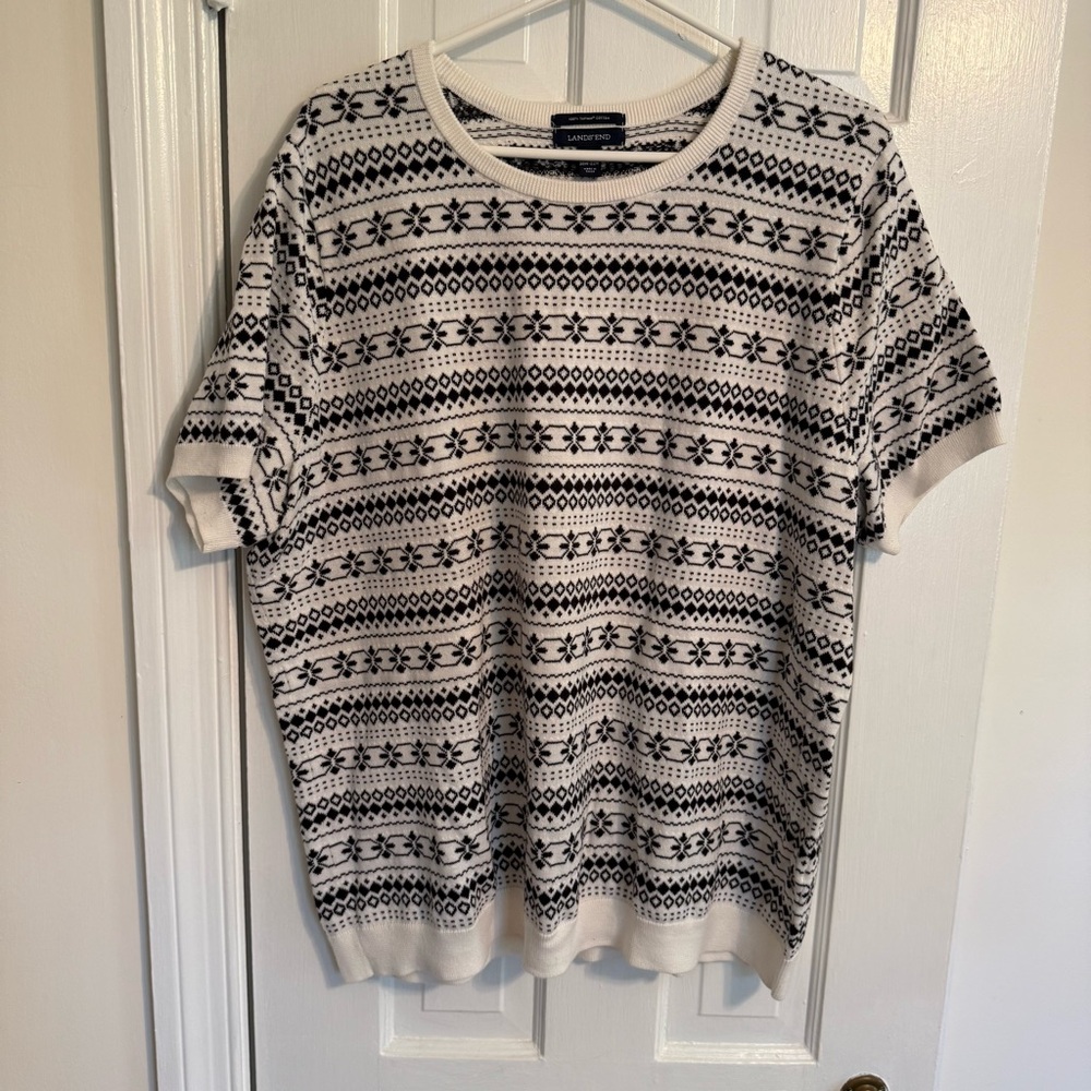 Black and White Patterned Short Sleeve Sweater